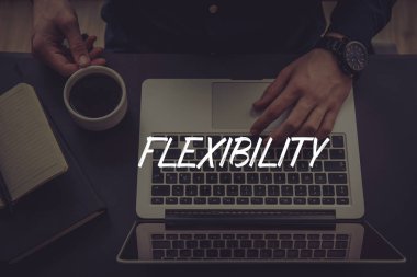 Dizüstü bilgisayar kullanan iş adamı