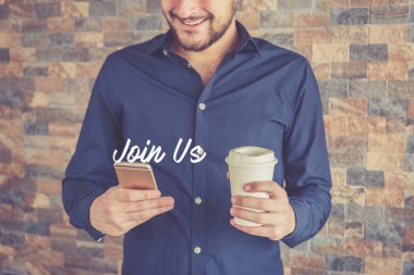 Akıllı telefon kullanan adam  