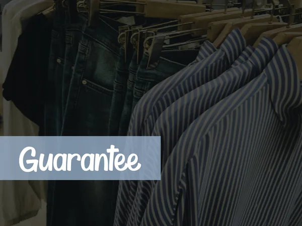 Kleider hängen an Kleiderbügeln im Geschäft — Stockfoto