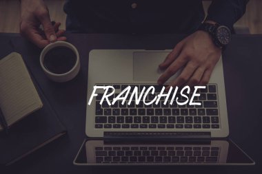 Dizüstü bilgisayar kullanan iş adamı