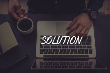 Dizüstü bilgisayar kullanan iş adamı