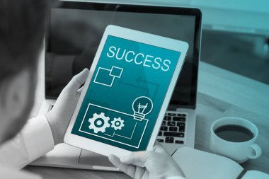 İşadamı tablet kullanma