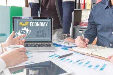 ofiste çalışan iş adamları 