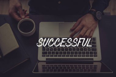 Dizüstü bilgisayar kullanan iş adamı