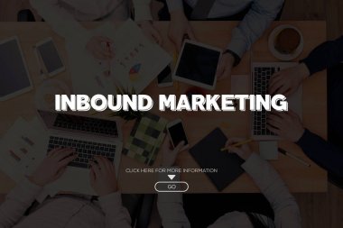 Masa başında çalışan iş adamları 