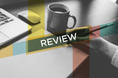 Kavram. Masa başında çalışan iş adamı