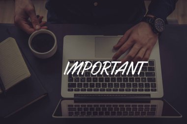  Dizüstü bilgisayar kullanan iş adamı