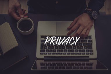 Dizüstü bilgisayar kullanan iş adamı