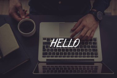  Dizüstü bilgisayar kullanan iş adamı