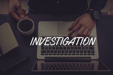  Dizüstü bilgisayar kullanan iş adamı