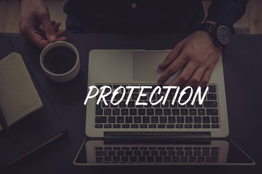 Dizüstü bilgisayar kullanan iş adamı