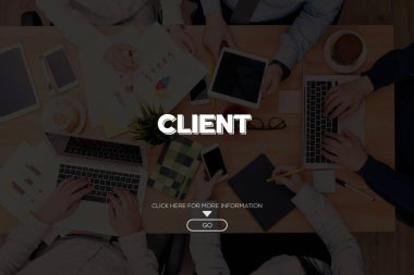 Kavram. Masa başında çalışan iş adamları 