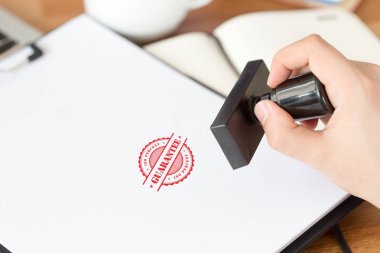  beyaz kağıt üzerine damga 