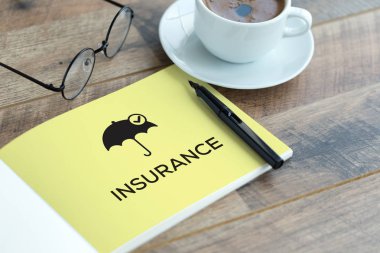  Kahve ve gözlük üstünde okul sırası 