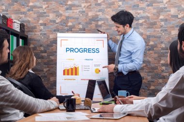 ofiste çalışan iş adamları 