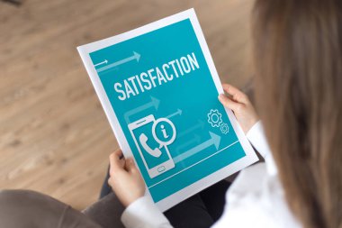 Kağıt kartı tutan işkadını 