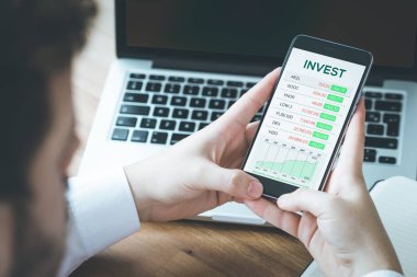 Akıllı telefon kullanan iş kişi