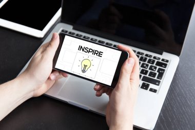 Akıllı telefon kullanan iş kişi