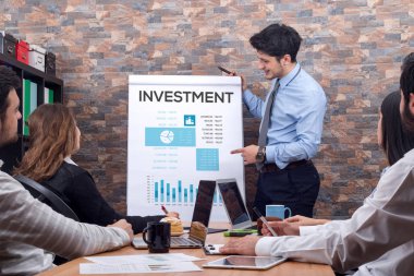 ofiste çalışan iş adamları 