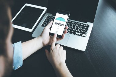 Akıllı telefon kullanan iş kişi