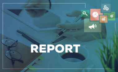 Ofiste tablet kullanan bir işadamı