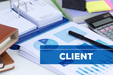 Belgeler, kalem, hesap makinesi, notebook Masası