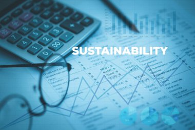 Hesap makinesi, gözlük ve belgeler üzerinde kalem