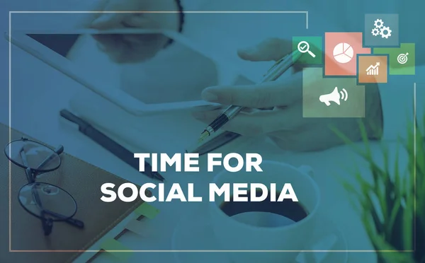 ソーシャル メディアの概念のための時間 — ストック写真