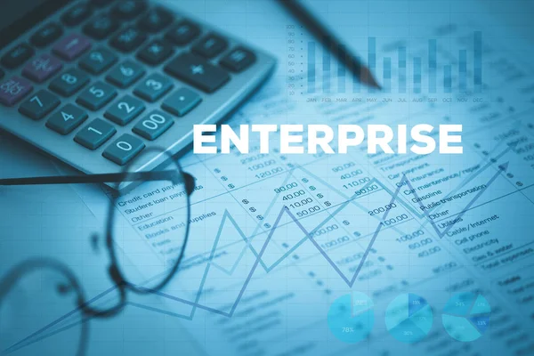 Calculadora sobre documentos comerciales —  Fotos de Stock