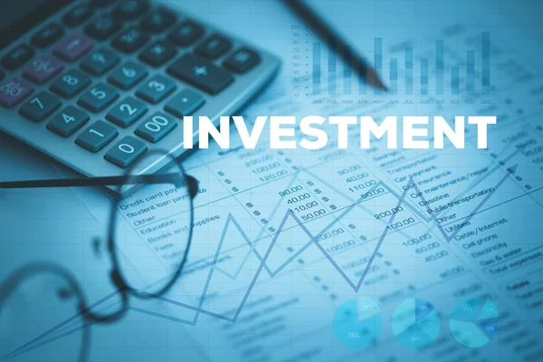 Miniräknare, Glasögon och diagram — Stockfoto