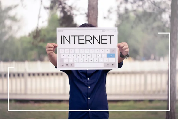 Man bedrijf kaart met tekst — Stockfoto