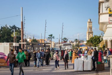 Eski ve modern mimari, Kazablanka şehrinin sokak manzarası Fas