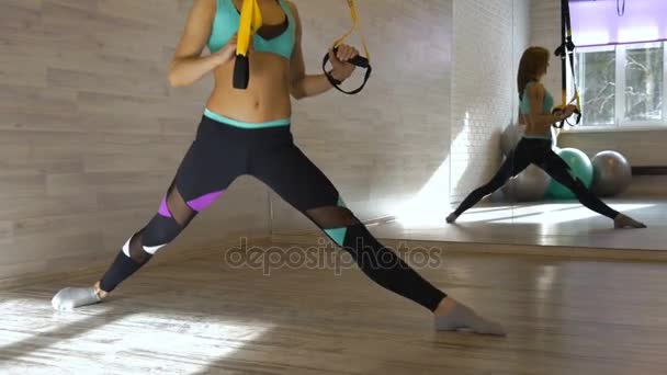 Young beautiful girl doing stretching, sitting on the twine. — Stock Footage Young beautiful girl doing stretching, sitting on the twine. Stock Video