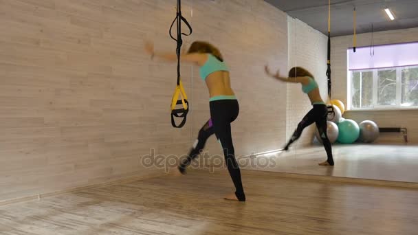 Young beautiful girl doing a handstand. Makes several attempts — Stock Footage Young beautiful girl doing a handstand. Makes several attempts Royalty Free Stock Footage