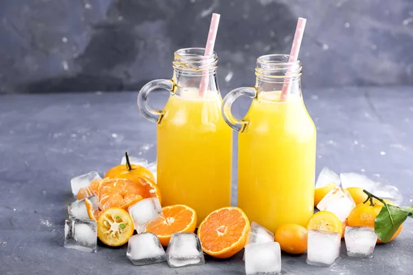 Bouteille de jus d'agrumes fraîchement pressé Tranche de fruits Glace — Photo