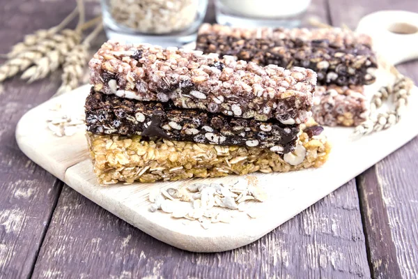 Muesli Bares em placa de madeira Fundo de madeira — Fotografia de Stock