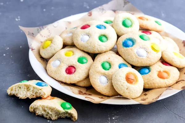 Biscoitos caseiros com doces de chocolate coloridos — Fotografia de Stock