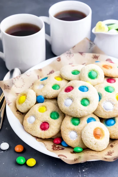 Galletas caseras con dulces de chocolate de colores — Foto de Stock