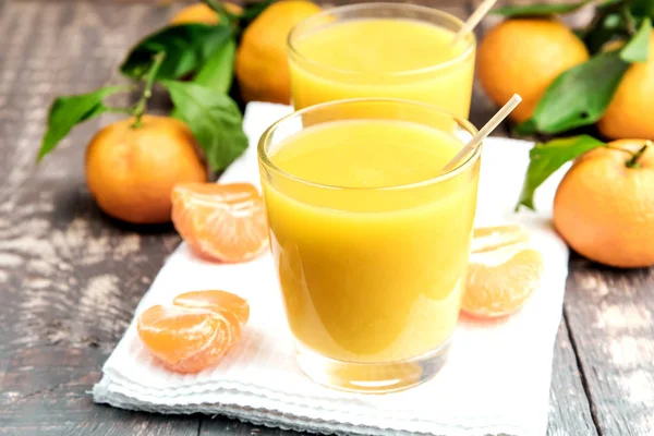 Jus frais de mandarines mûres dans un petit verre — Photo