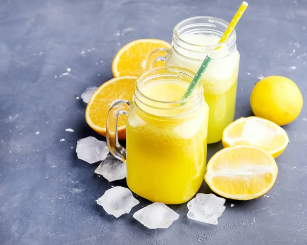 Vers sap van citrusvruchten in potten — Stockfoto