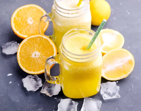 Jus d'orange et de citron dans des pots — Photo