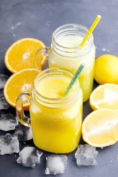 Jus d'orange et de citron dans des pots — Photo