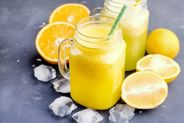 Pomarańczowy i sok z cytryny w słoikach — Zdjęcie stockowe
