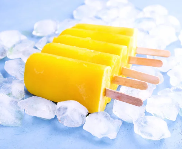 Buz üzerinde sarı narenciye popsicles