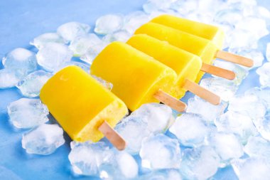 İle organik taze narenciye yapılmış ev yapımı dondurulmuş dondurma popsicles