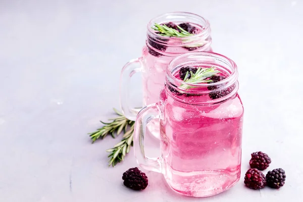 Rosemary ile lezzetli serin blackberry limonata