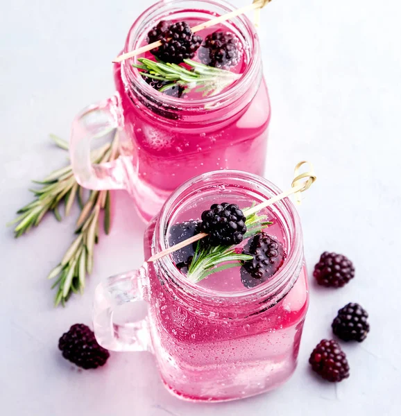 Sabrosa limonada de mora fresca con romero — Foto de Stock