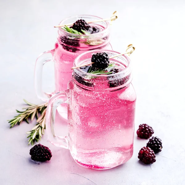 Rosemary ile lezzetli serin blackberry limonata
