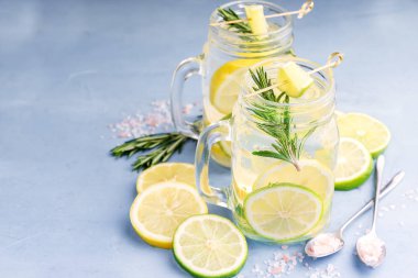 Limonata taze limon ve biberiye ve tuz kireç Lemomade