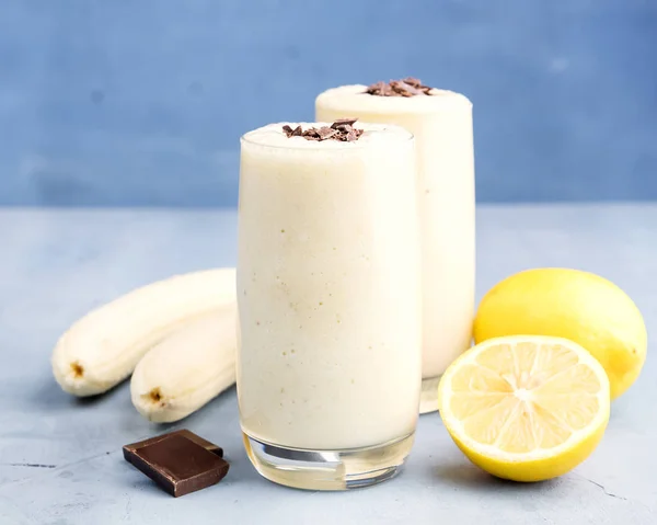 Muz ve limon meyve güler yüzlü çikolata sağlıklı kahvaltı ile
